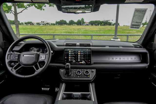 Used 2025 Land Rover Defender 130 V8 AWD/4WD image 17