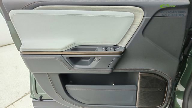 Used 2025 Rivian R1T Premium AWD/4WD image 35