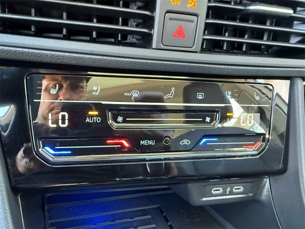 Certified 2025 Volkswagen Jetta SEL image 33