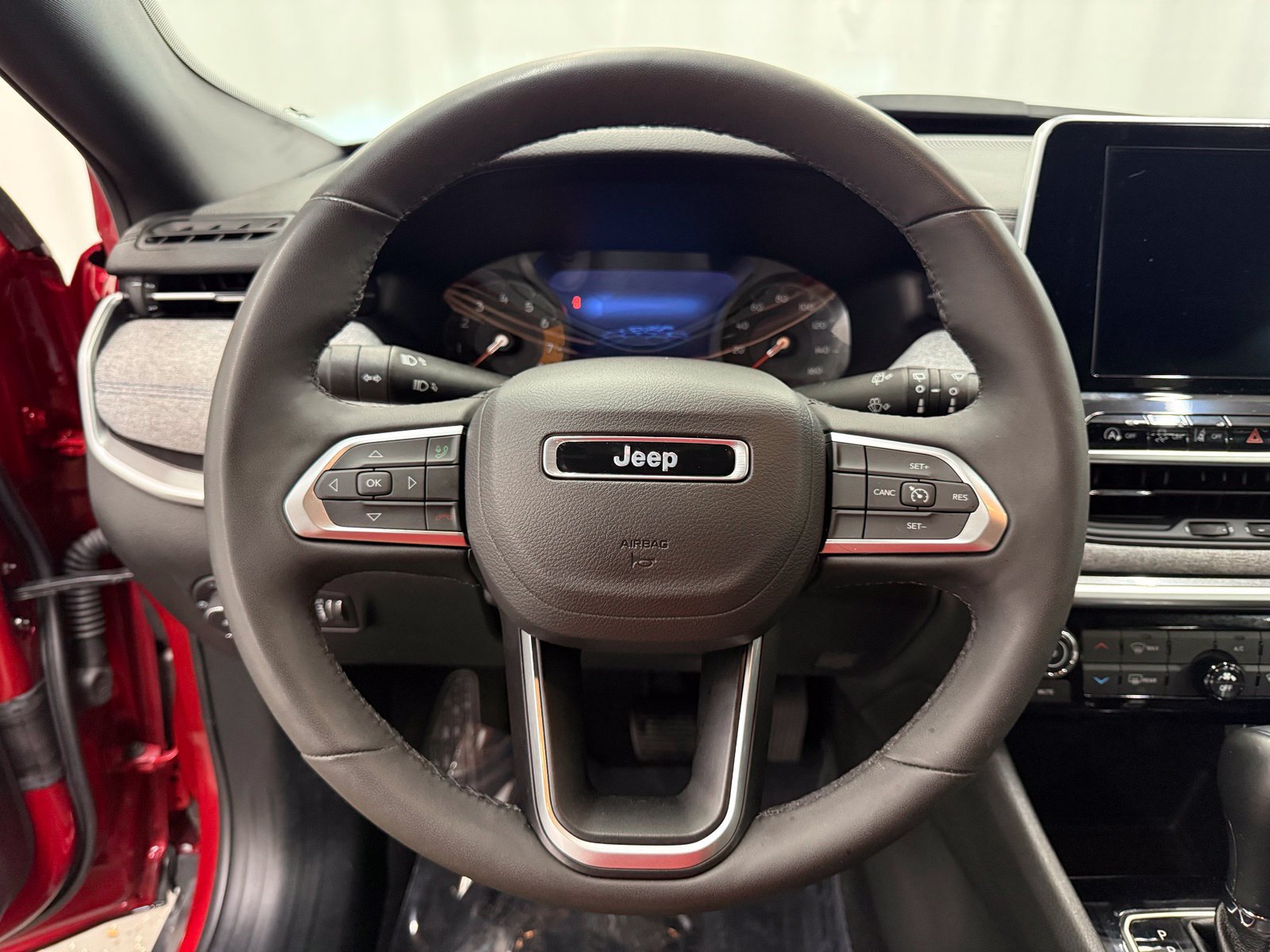 Used 2025 Jeep Compass Latitude AWD/4WD image 12