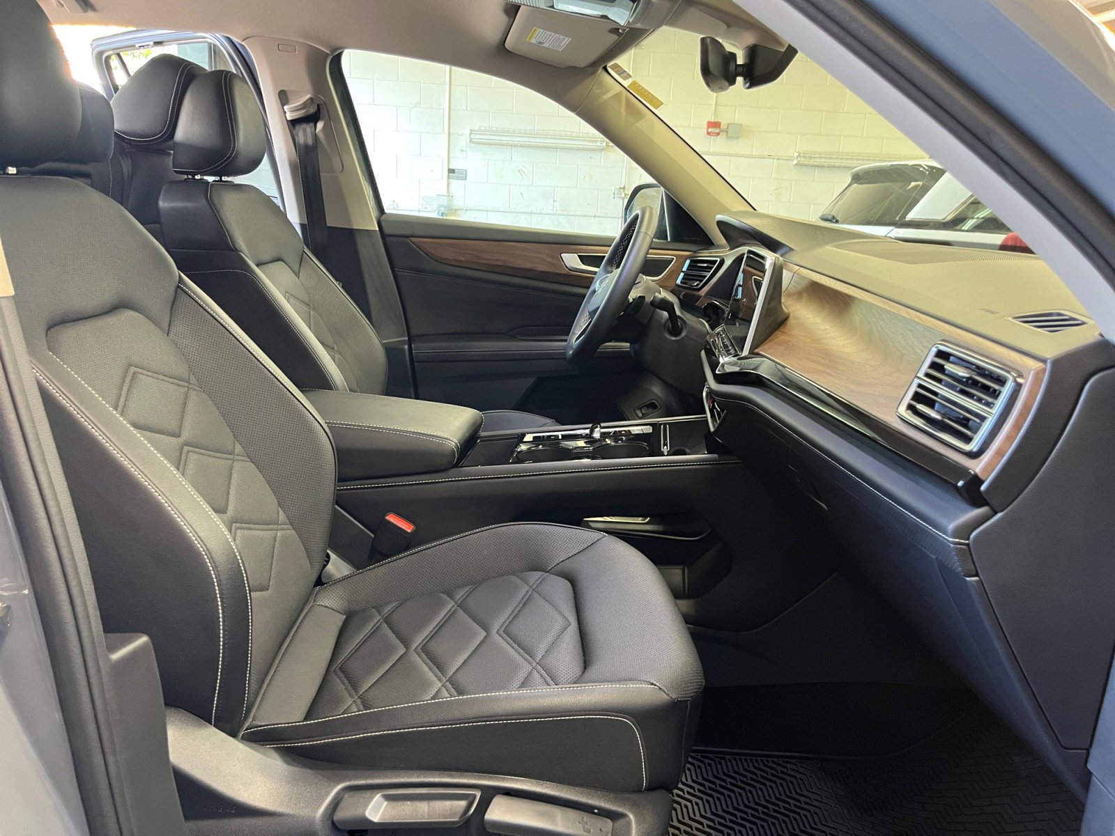 Used 2025 Volkswagen Atlas SE image 27