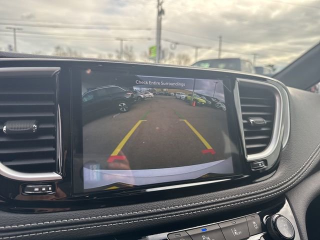 Used 2024 Chrysler Pacifica Touring image 34