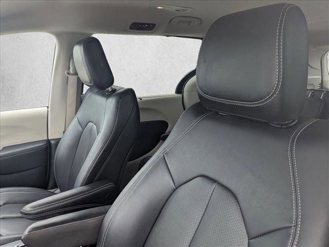 Used 2024 Chrysler Pacifica Touring-L FWD image 14