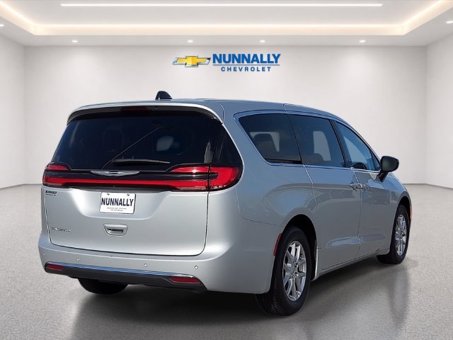 Used 2024 Chrysler Pacifica Touring-L FWD image 5