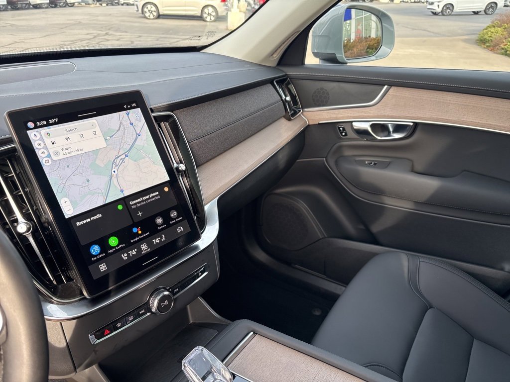 Certified 2025 Volvo XC90 B6 Plus image 32