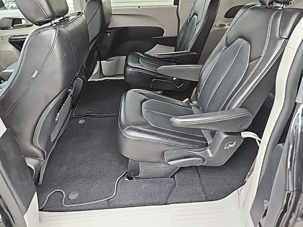 Certified 2024 Chrysler Pacifica Touring-L image 17