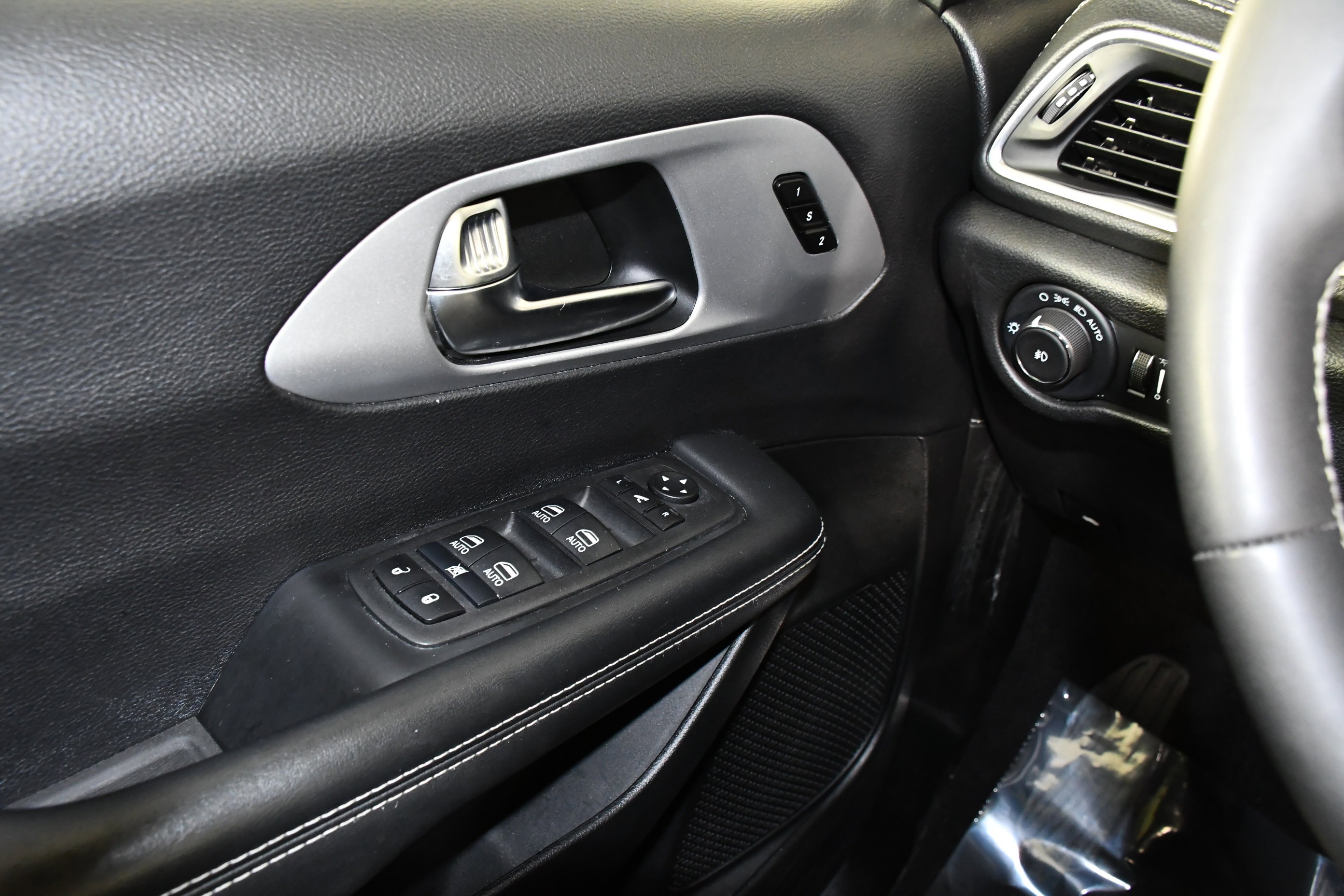 Used 2025 Chrysler Pacifica Limited image 32