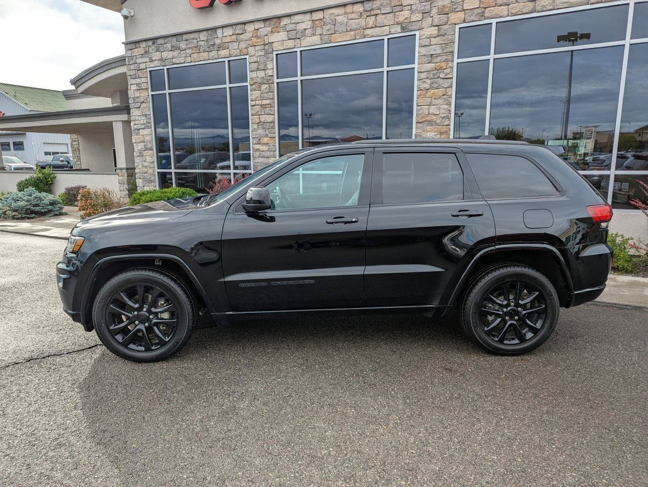 Used 2017 Jeep Grand Cherokee Altitude AWD/4WD image 2