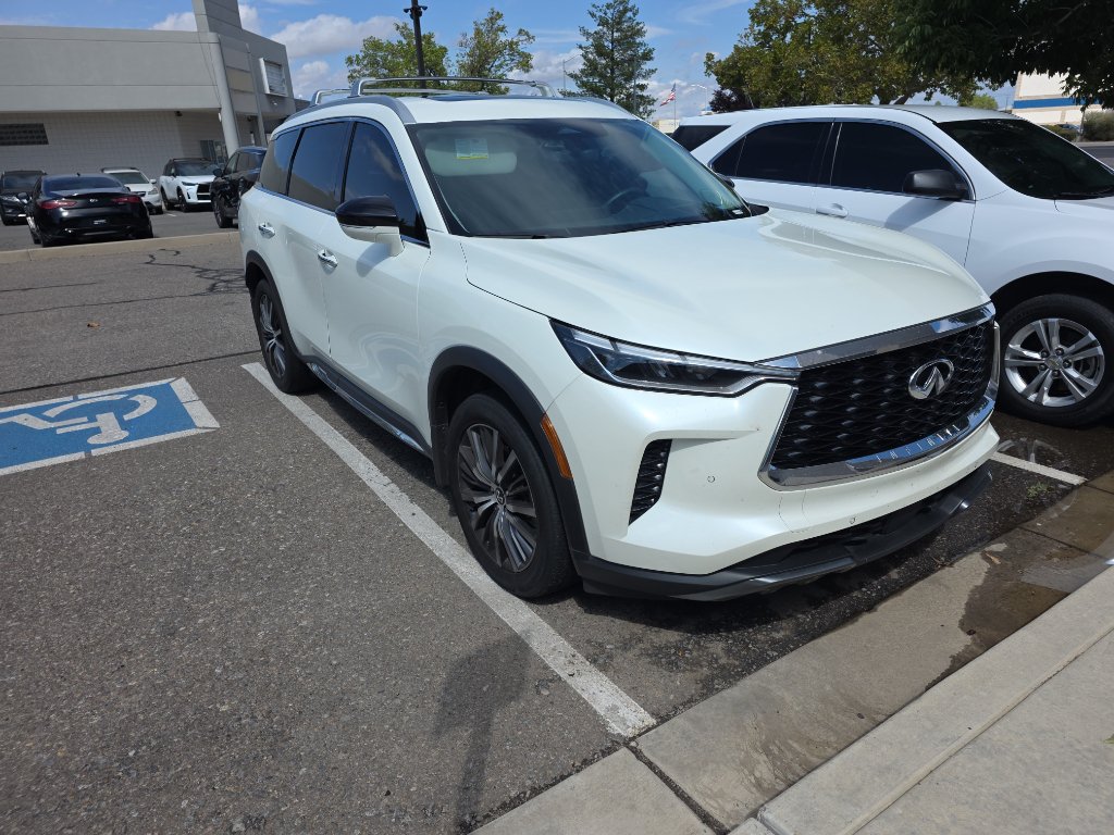 Used 2023 INFINITI QX60 Sensory w/ Vision Package AWD/4WD image 2