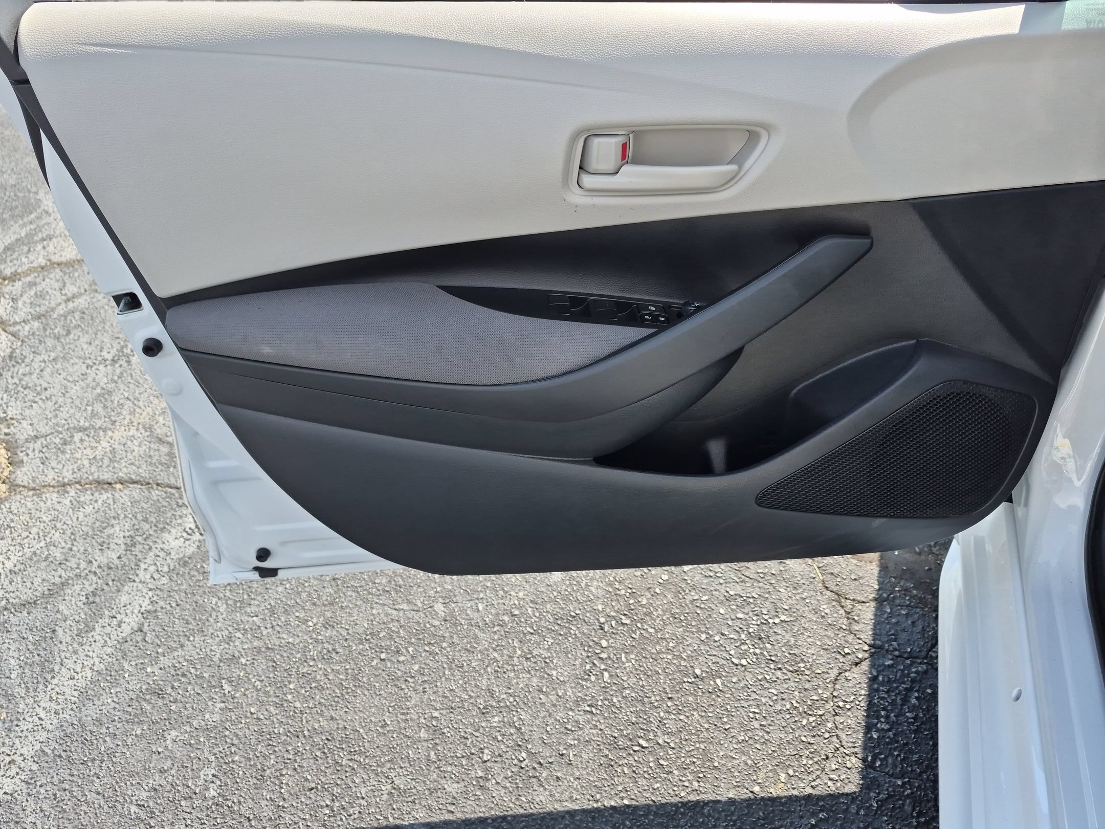 Used 2025 Toyota Corolla LE FWD image 12