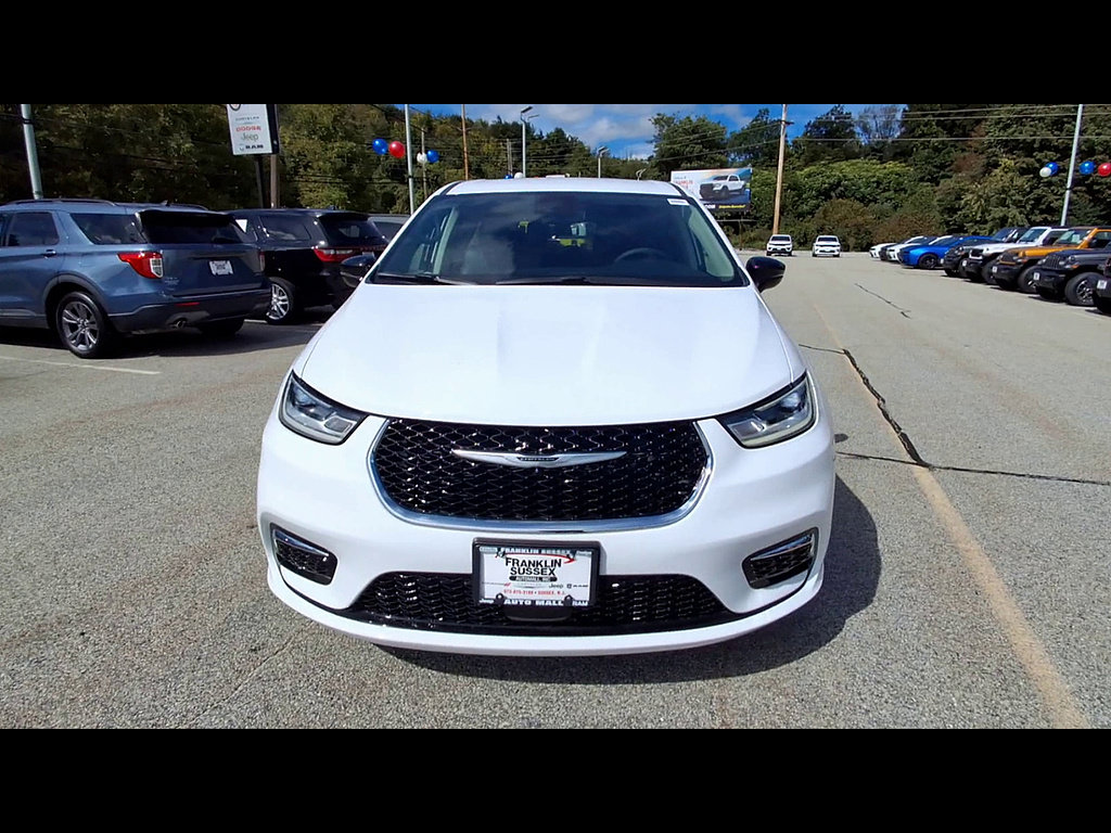 Used 2024 Chrysler Pacifica Touring-L FWD image 32