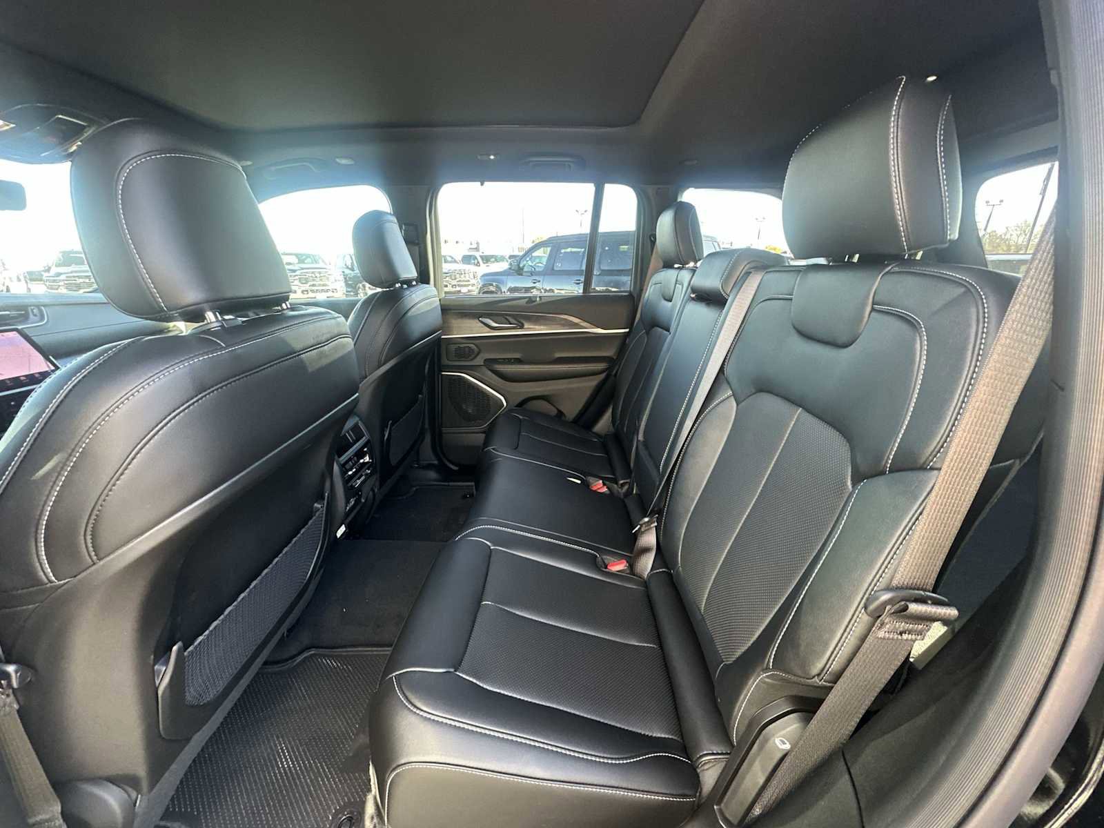 New 2025 Jeep Grand Cherokee Limited w/ Luxury Tech Group II image 24