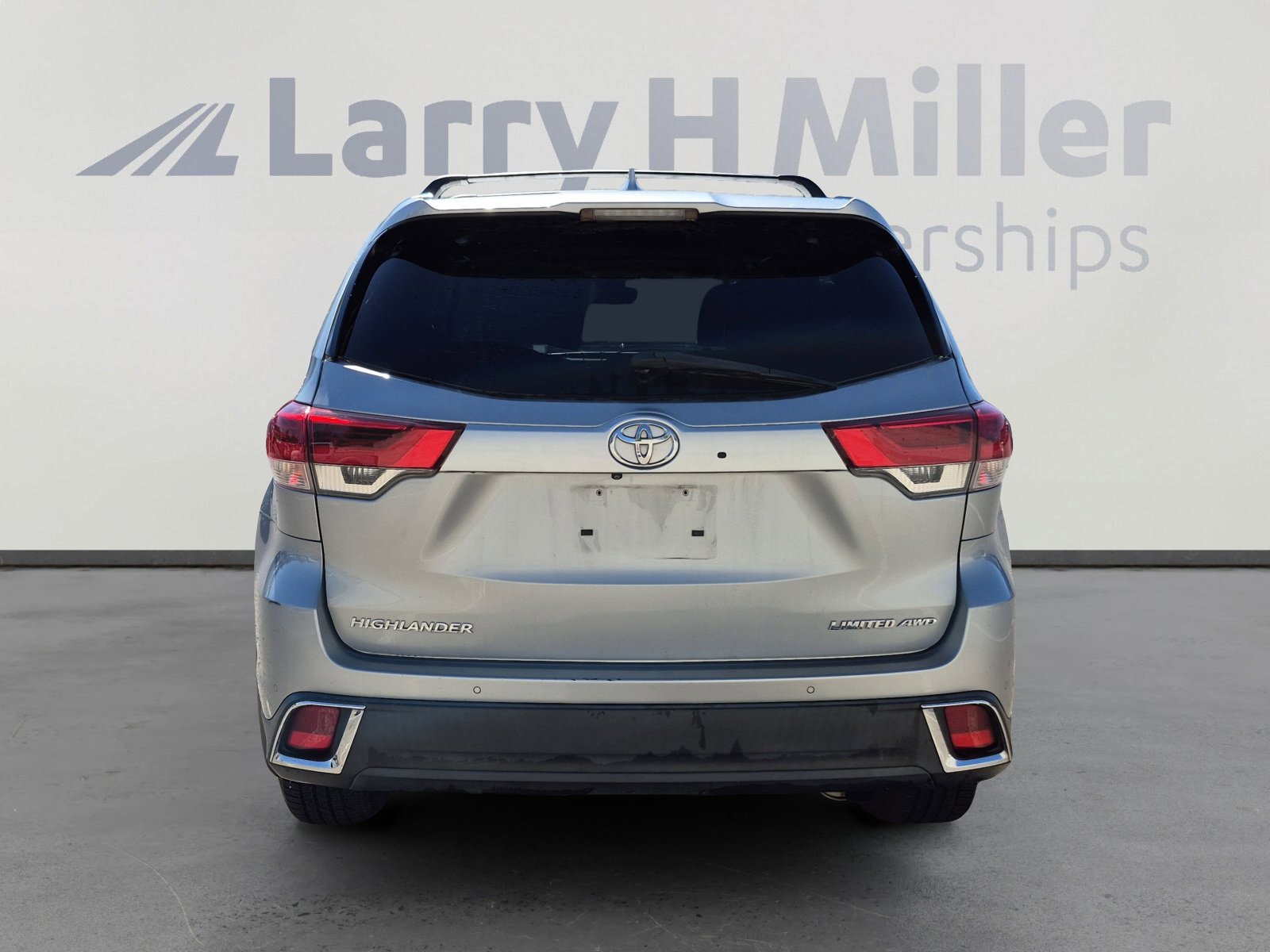 Used 2017 Toyota Highlander Limited w/ Carpet Mat Package AWD/4WD image 4
