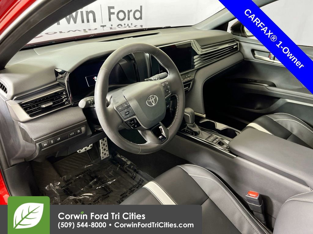 Used 2025 Toyota Camry SE image 3