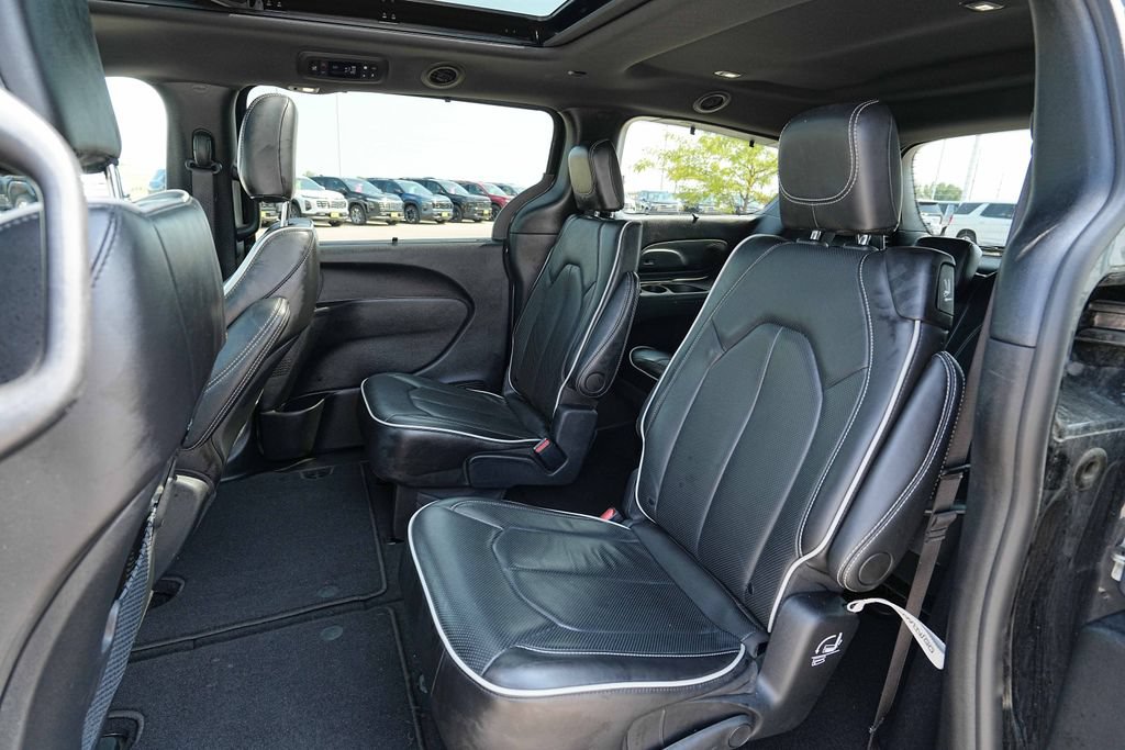 Used 2025 Chrysler Pacifica Limited FWD image 19