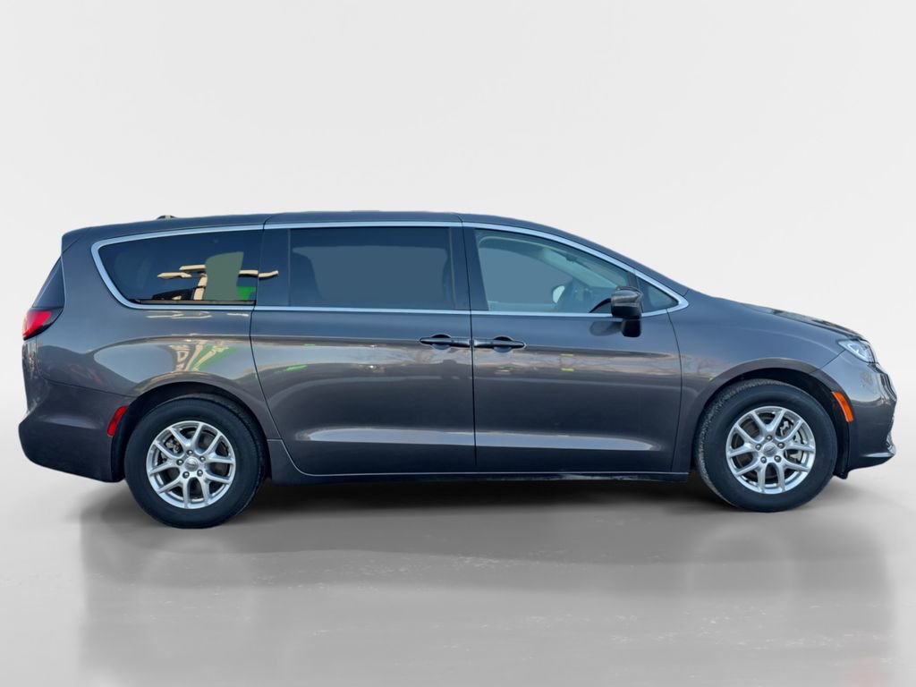 Used 2023 Chrysler Pacifica Touring-L image 6