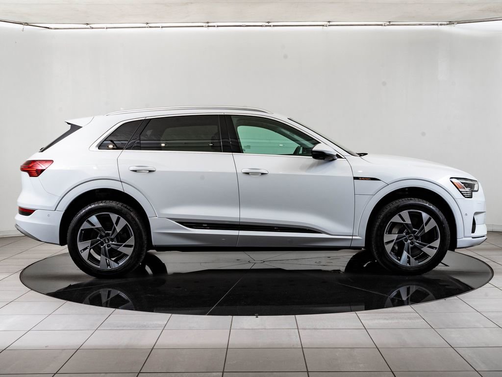 Used 2022 Audi e-tron Premium Plus w/ Premium Plus Package image 11
