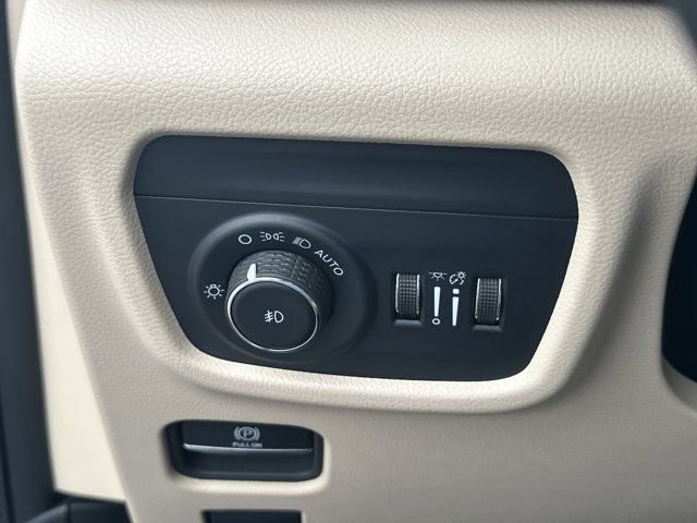 Used 2024 Jeep Grand Cherokee L Limited w/ Luxury Tech Group II image 26