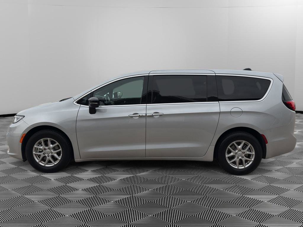 Used 2026 Chrysler Pacifica Select image 6