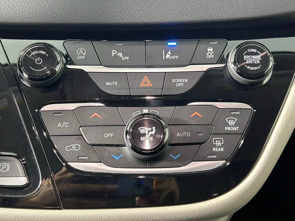 Used 2023 Chrysler Pacifica Touring-L image 21