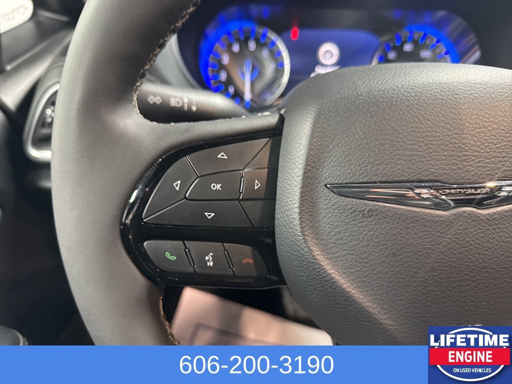 Used 2025 Chrysler Pacifica Limited FWD image 18