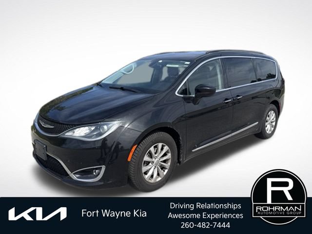 Used 2017 Chrysler Pacifica Touring-L FWD video 1