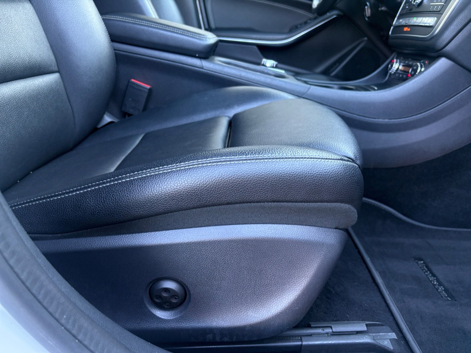 Used 2018 Mercedes-Benz GLA 250 4MATIC image 32