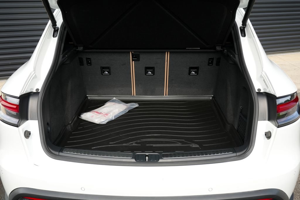 Certified 2024 Porsche Macan AWD/4WD image 17