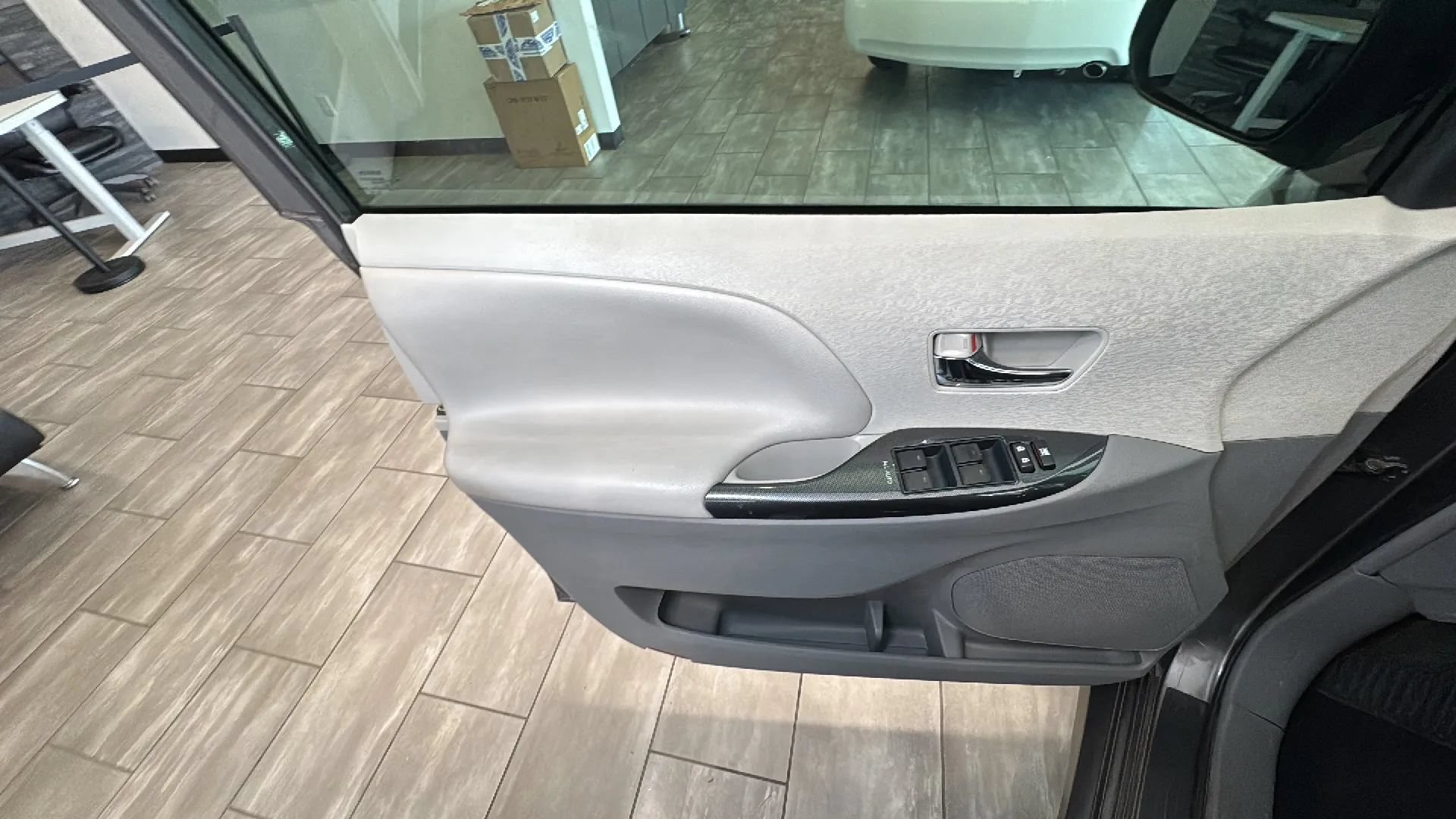 Used 2014 Toyota Sienna SE FWD image 35