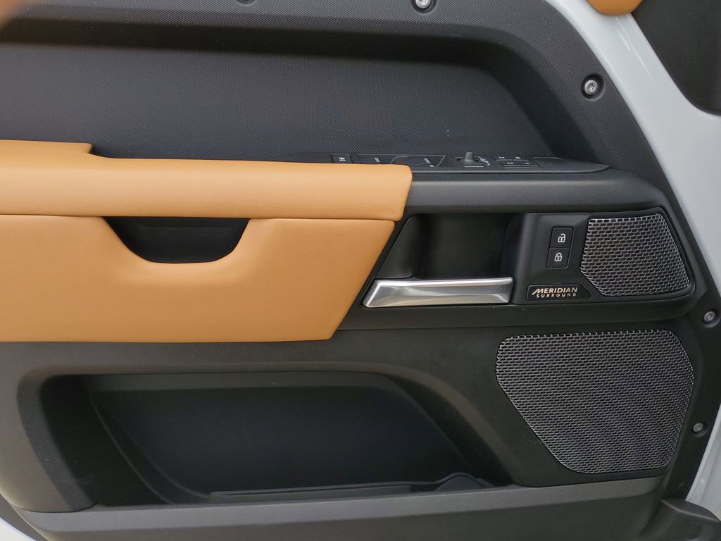 Used 2023 Land Rover Defender 110 V8 image 13