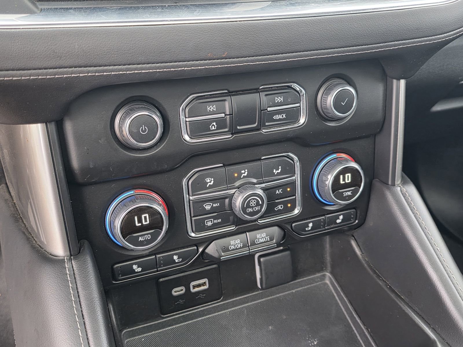 Used 2024 Chevrolet Tahoe Z71 w/ Luxury Package AWD/4WD image 15