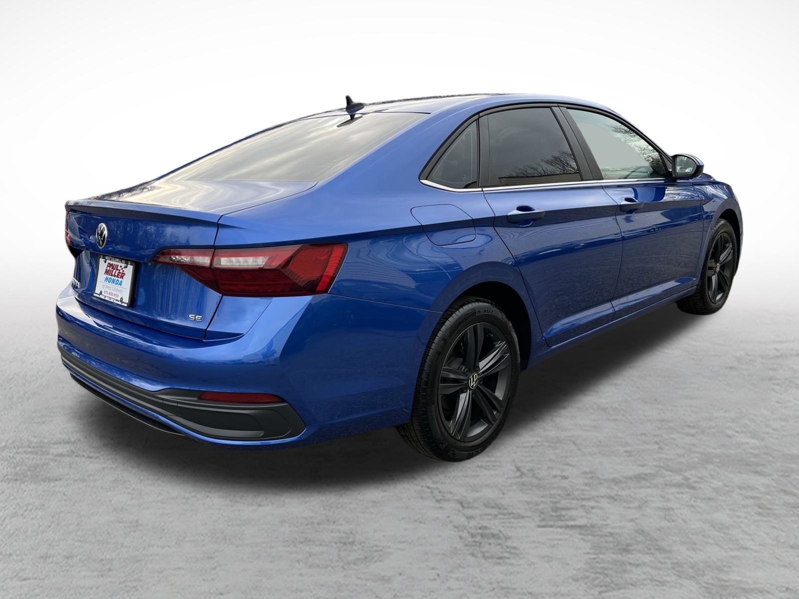 Used 2024 Volkswagen Jetta SE w/ Panoramic Sunroof Package image 7