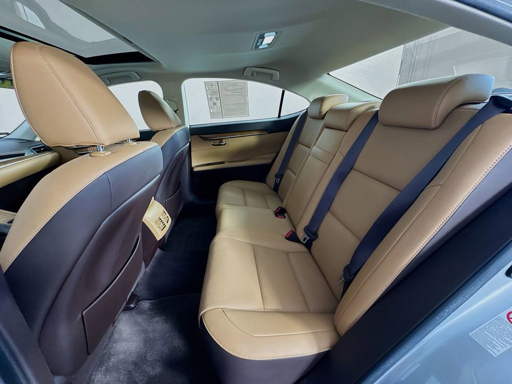 Used 2016 Lexus ES 350 w/ Premium Package w/Wood Trim FWD image 22