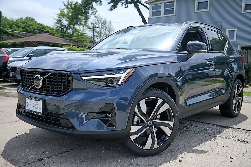 New 2026 Volvo XC40 B5 Plus w/ Climate Package AWD/4WD image 2