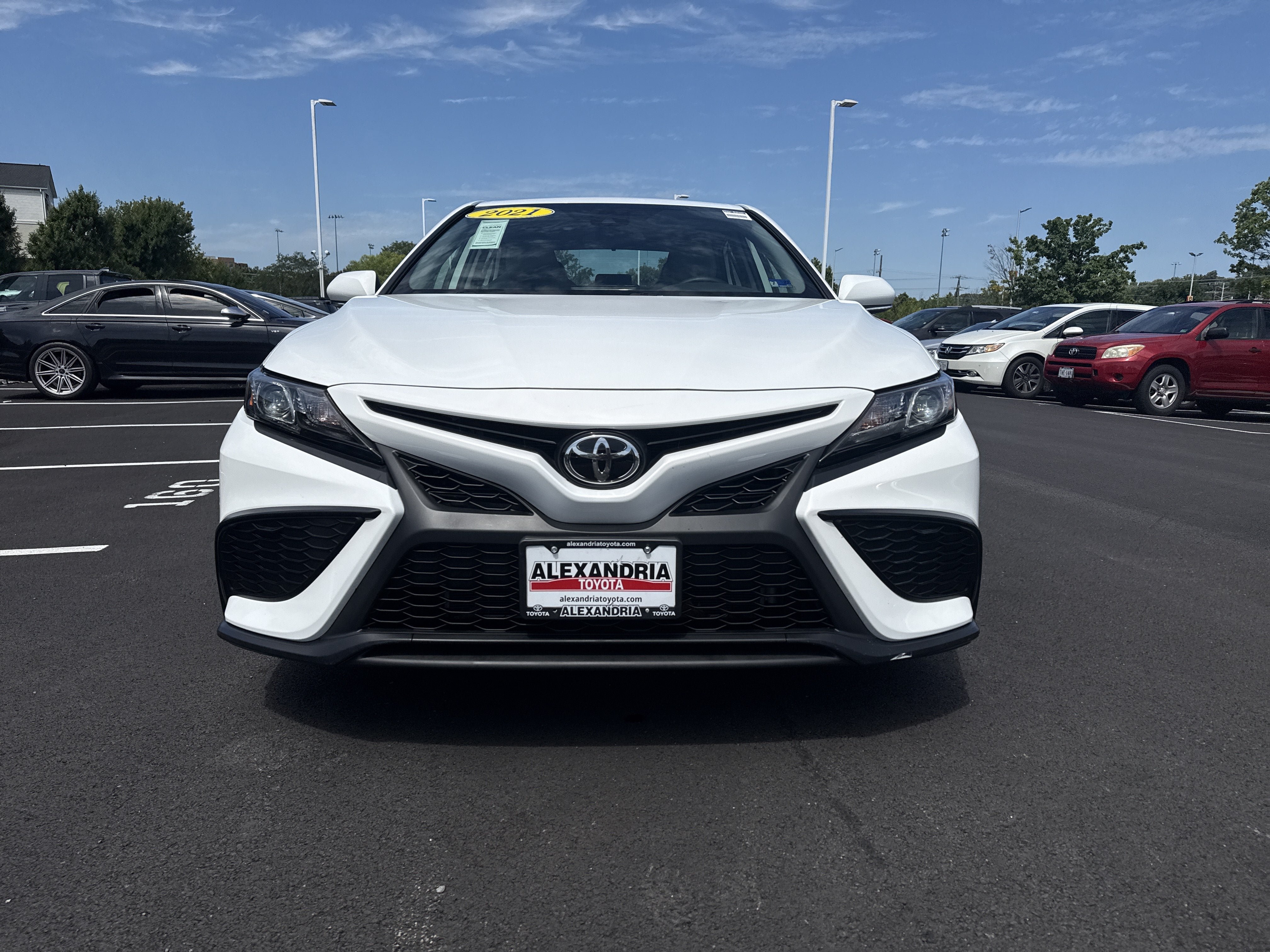 Used 2021 Toyota Camry SE FWD image 3