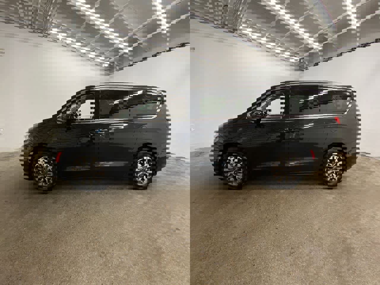 Used 2024 Chrysler Pacifica Select image 3