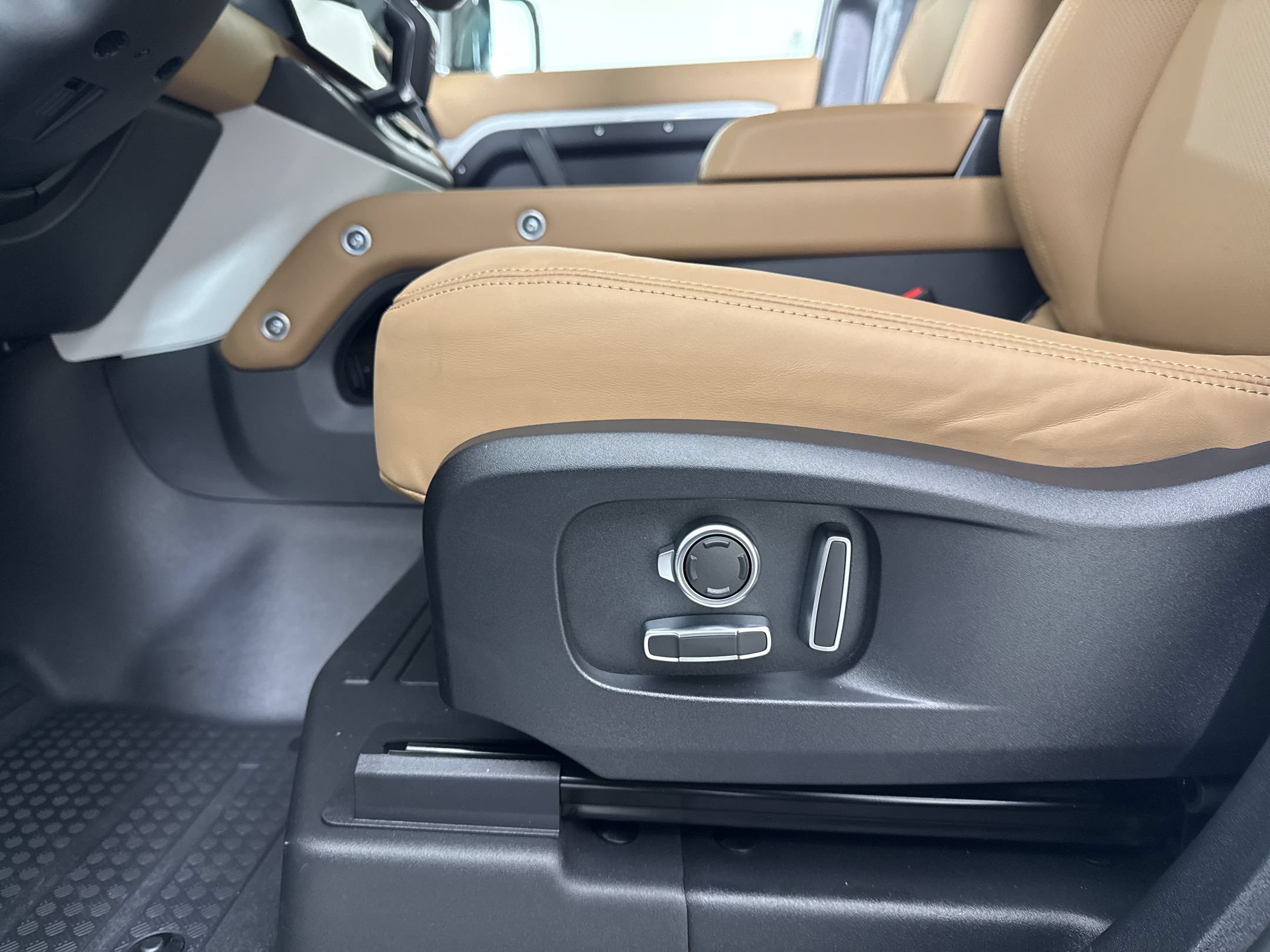 New 2026 Land Rover Defender 130 S AWD/4WD image 13