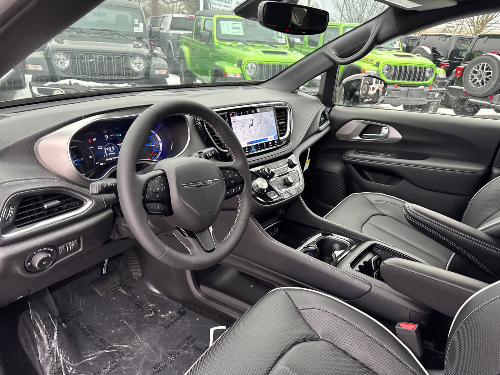 Used 2023 Chrysler Pacifica Limited w/ Uconnect Theater Family Group image 12