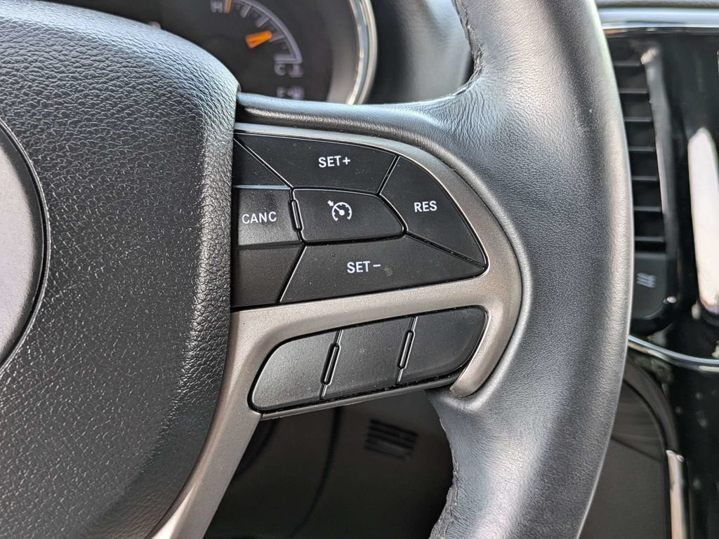 Used 2019 Jeep Grand Cherokee Laredo w/ 18" Wheel & 8.4" Radio Group AWD/4WD image 25
