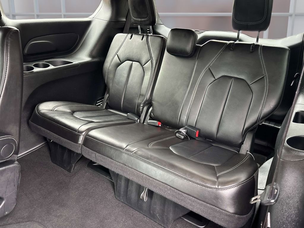 Used 2025 Chrysler Pacifica Select image 14