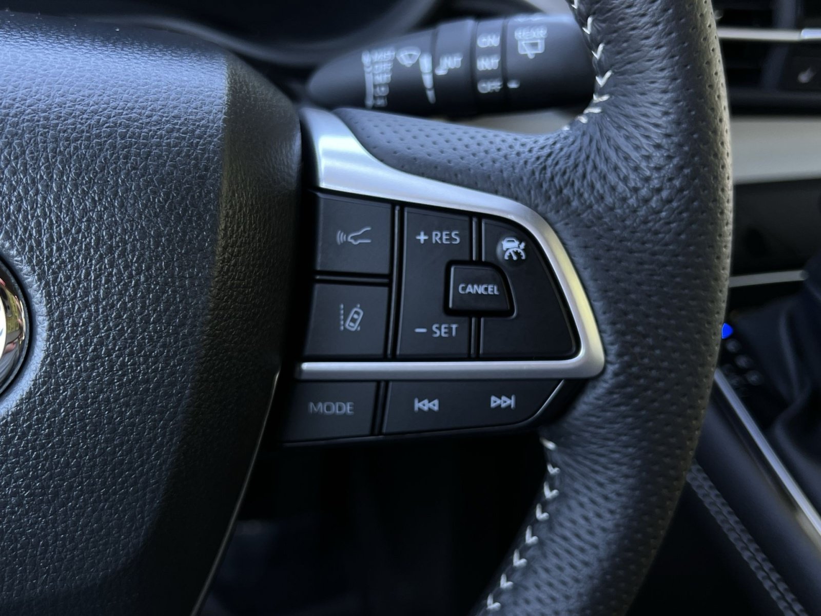 Used 2025 Toyota Sienna XSE w/ XSE Plus Package FWD image 26