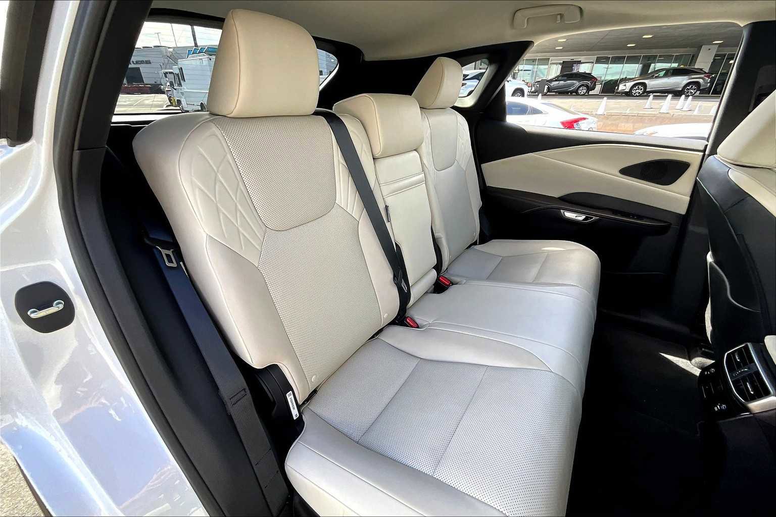 Used 2024 Lexus RX 350h w/ Convenience Package image 21