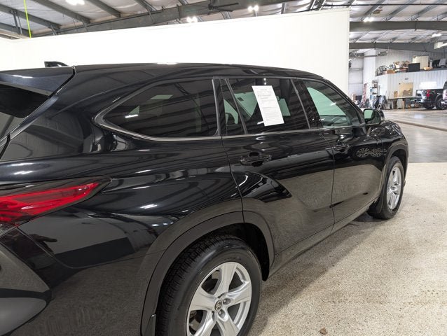 Used 2021 Toyota Highlander LE AWD/4WD image 3