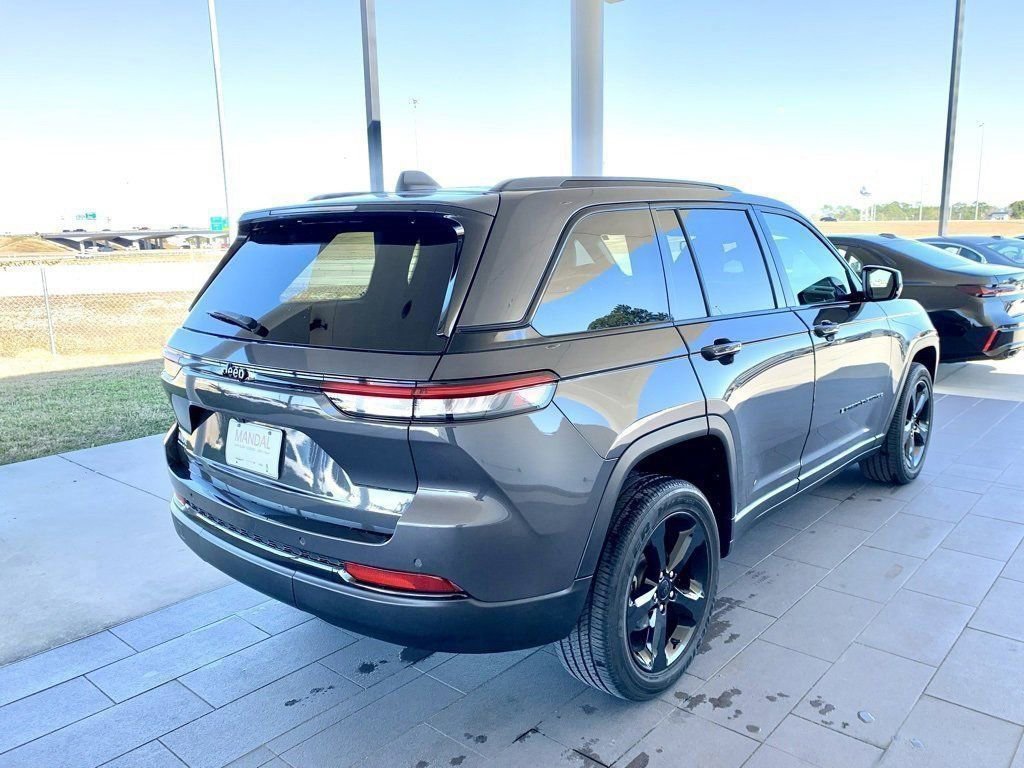 Used 2023 Jeep Grand Cherokee Altitude image 6