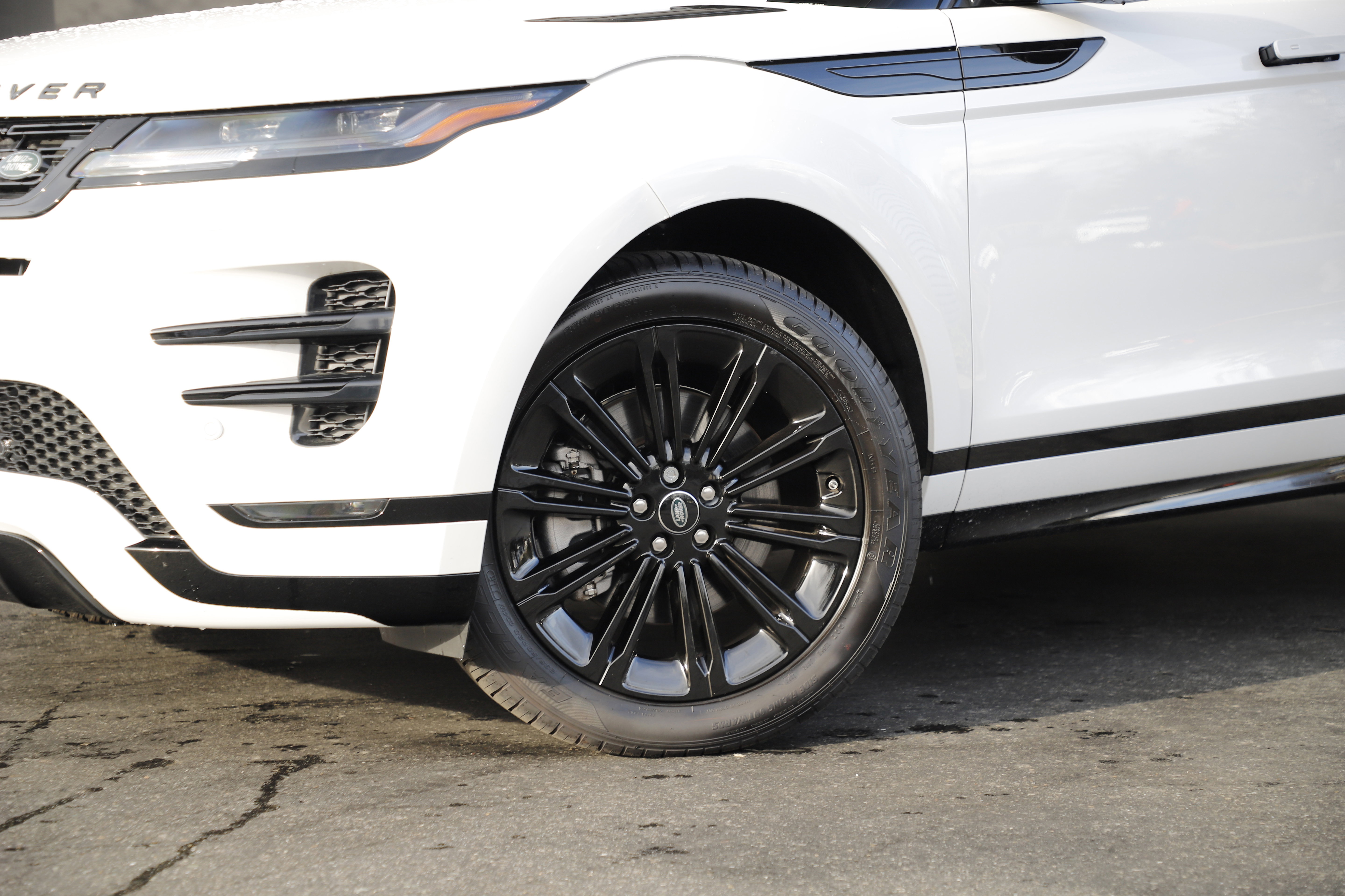 New 2025 Land Rover Range Rover Evoque Dynamic SE image 2