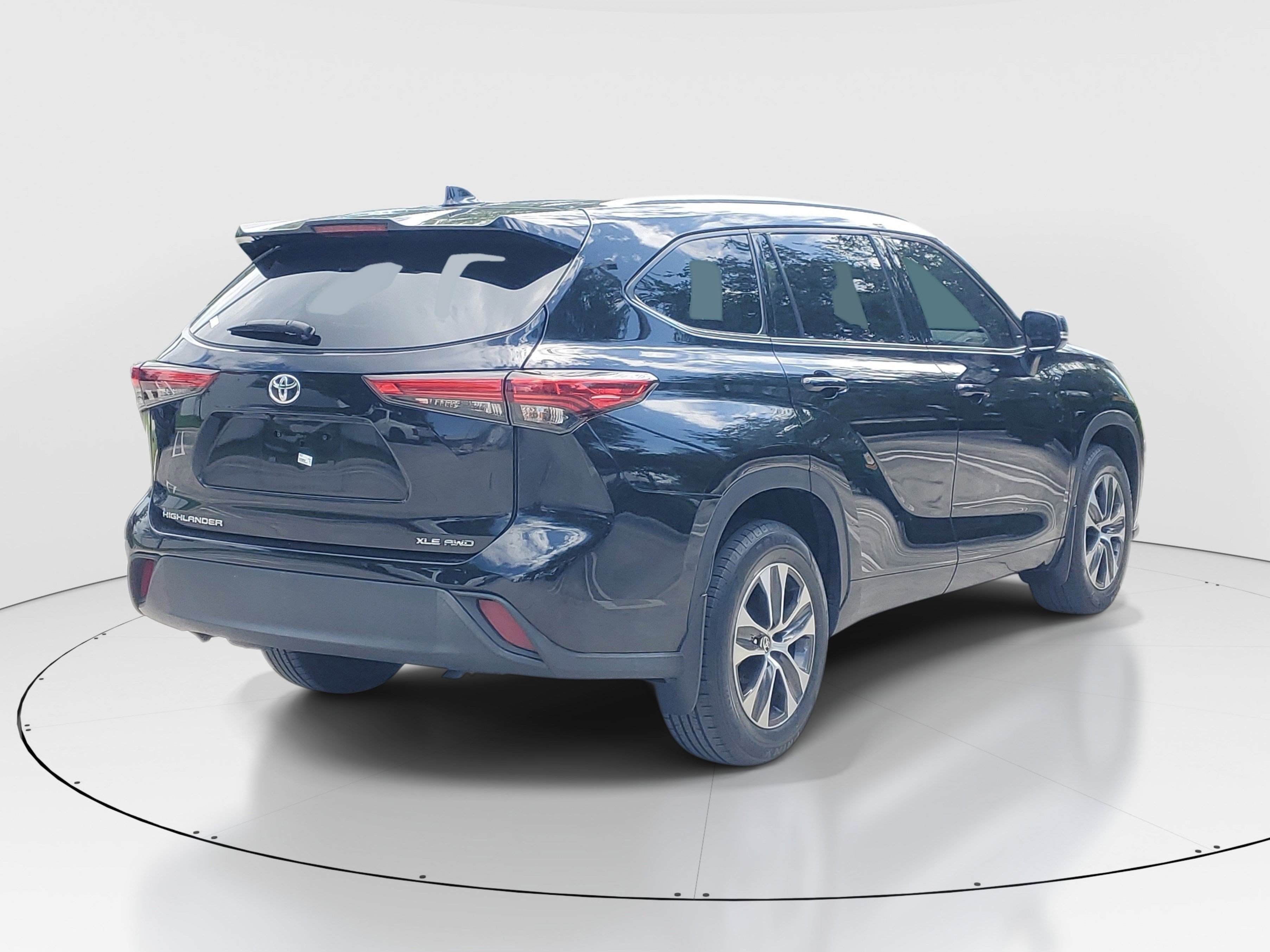 Used 2022 Toyota Highlander XLE AWD/4WD image 3