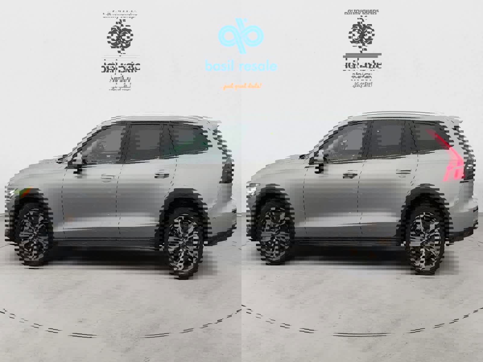 Used 2025 Volvo V60 B5 Cross Country Plus image 3