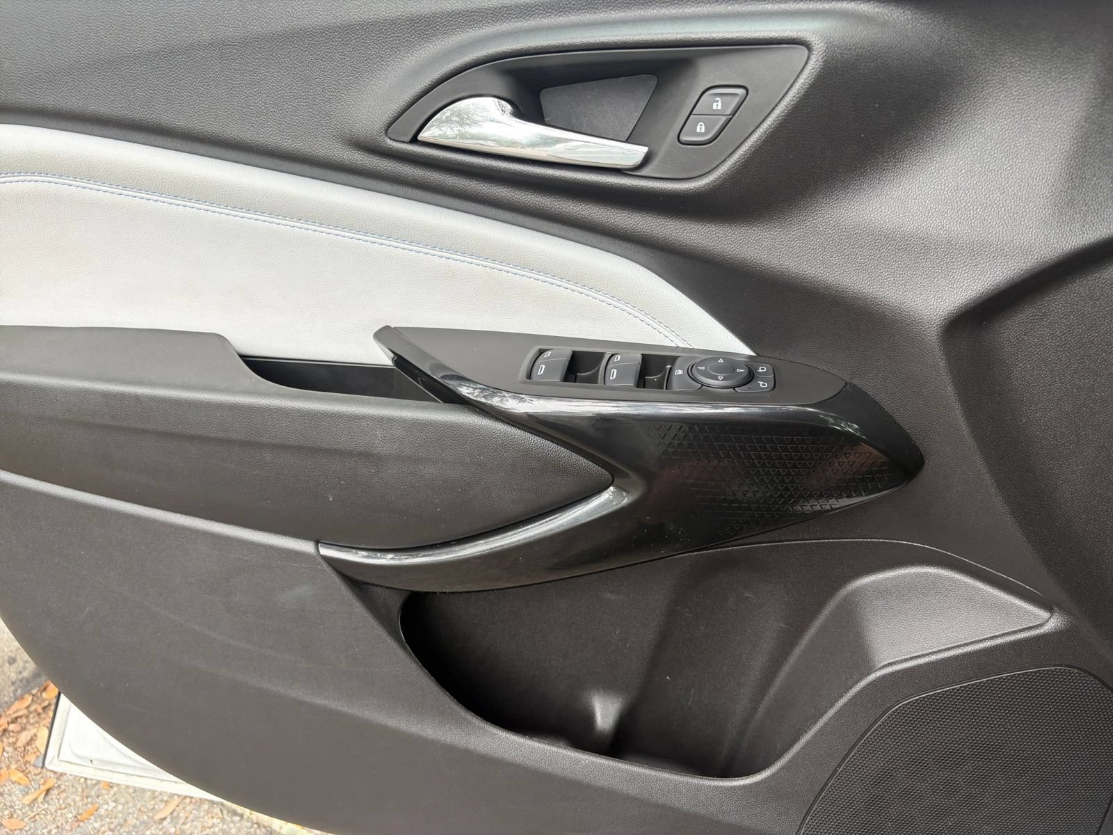 Used 2025 Chevrolet Trax LT FWD image 18