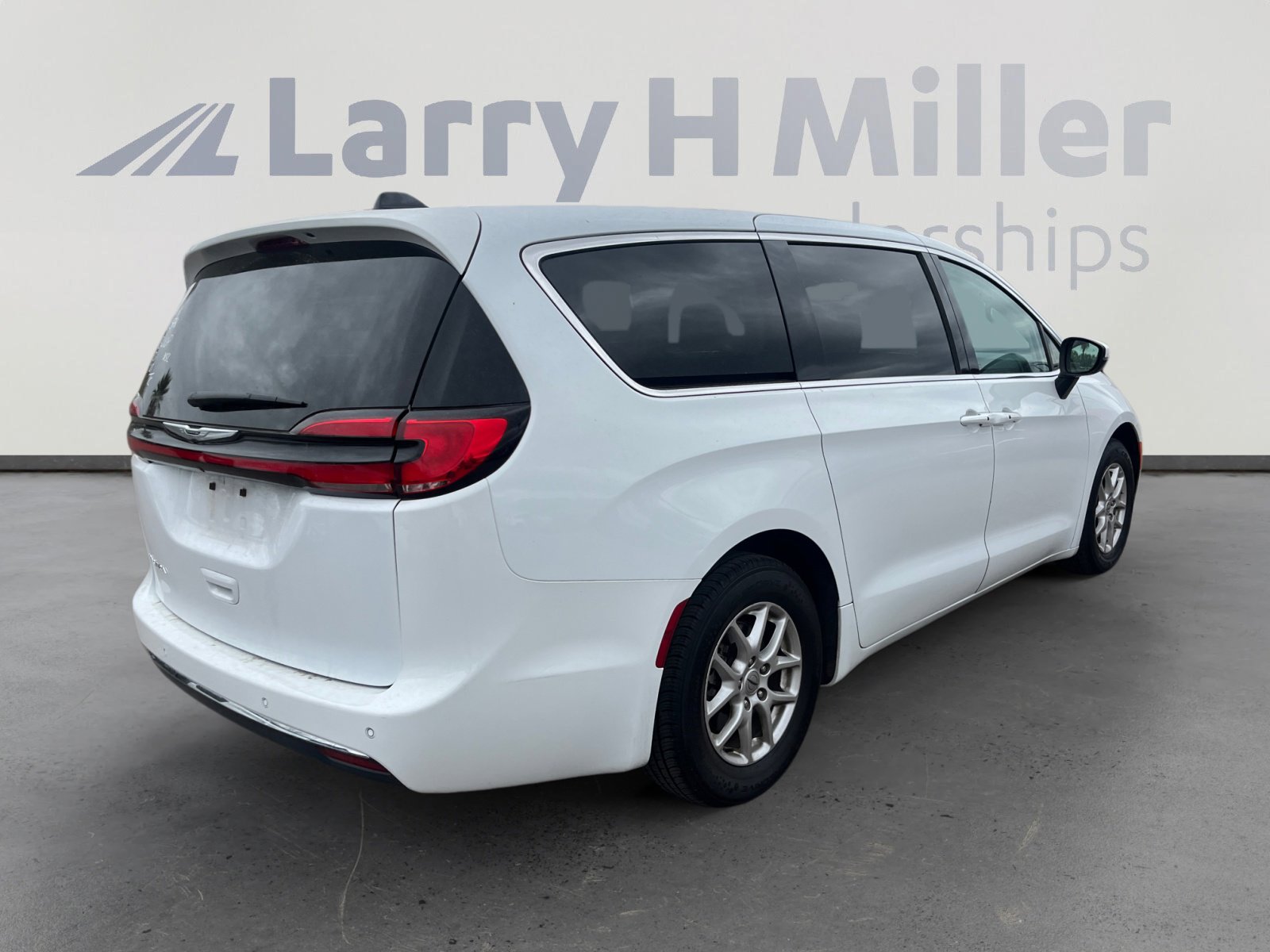 Certified 2023 Chrysler Pacifica Touring-L image 5