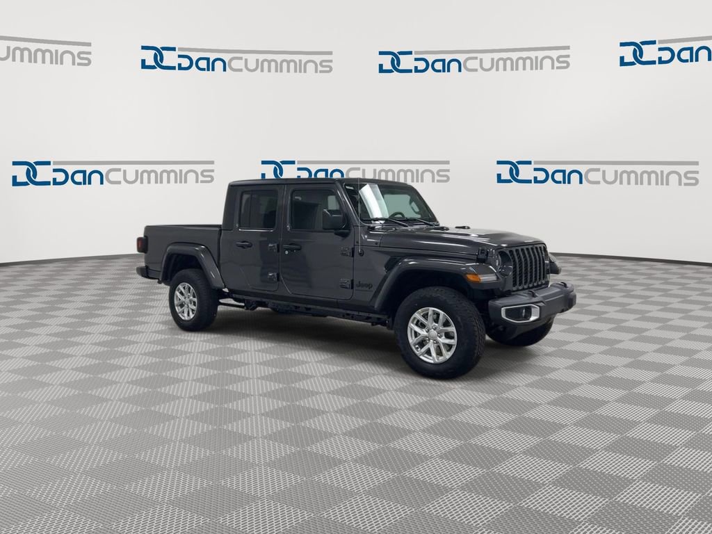 Used 2023 Jeep Gladiator Sport AWD/4WD image 2